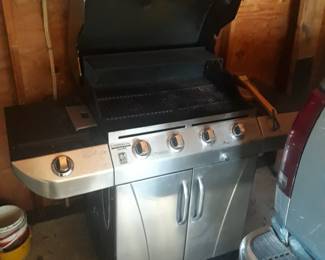 Propane gas grill with cover. In good condition 