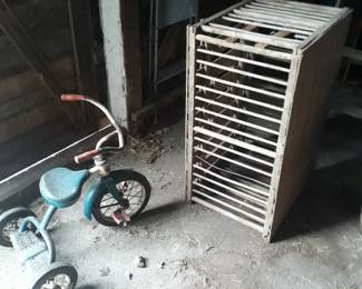 Poultry wood crate
Vintage tri-cycle