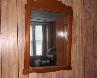 Mirror with chest od drawers