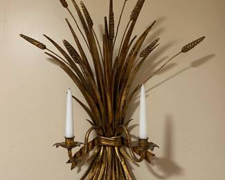 Mid-Century Hollywood Regency Gilt Metal Wheat Sheaf Sconce
Dimensions: 17.25''W x 7.25'' D x 25.5'' H
