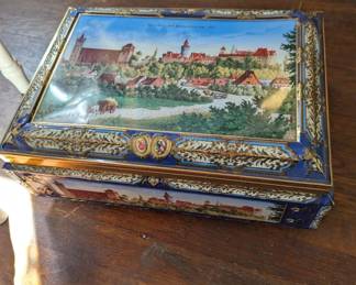 Beautiful large tin, think what goodies you could pack into it for the Holidays or use it for a sewing, crafting crochet, etc box. The ways you can incorporate it into your home keeping your home tidy and beautifying it simultaneously!