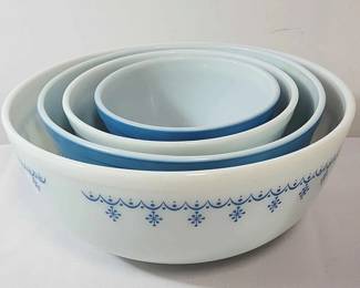 02 Pyrex Bowls Of Various Size