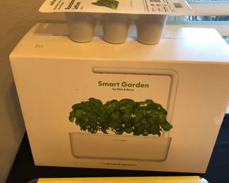 Indoor hydroponic garden