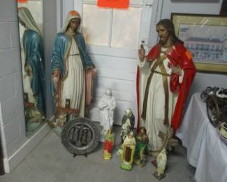 All kinds of large and small religious statuary