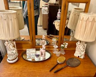 I LOVE these vintage lamps & vanity set