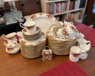 Beautiful set of Royal Albert “Old Country Roses” 