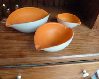 orange and white bowls