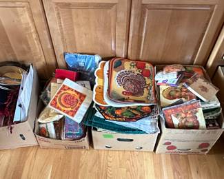 Tons of placemats, linen napkins, napkin rings