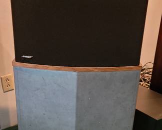 Set of 2 BOSE 901 Speakers
With stands & amplifier
