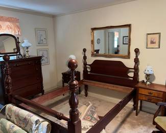 "The antique room" - vintage and antique lamps, decor, furniture, quilts