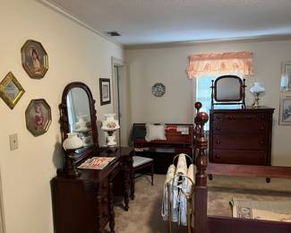 "The antique room" - vintage and antique lamps, decor, furniture, quilts