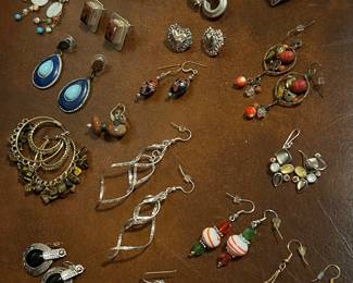 Earrings (costume jewelry)