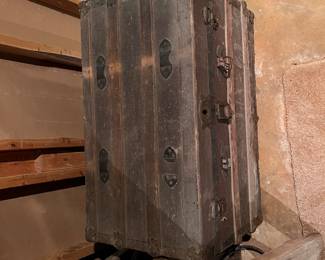 Old trunk! We'll post what's inside later! Stay tuned!