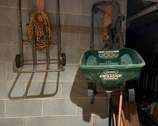 Fertilizer/seed spreader