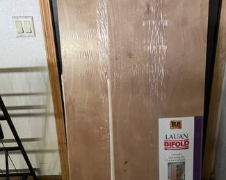 LAUAN BIFOLD DOORS