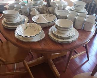 Round drop leaf table w 5 chairs