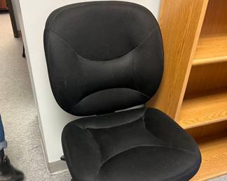 adjustable desk chair on wheels