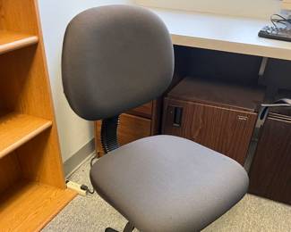 gray office chair on wheels