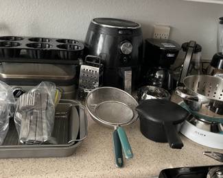 Small kitchen appliances: Cuisinart Griddler, Dash air fryer, Gevi coffee maker, Hamilton Beach electric kettle, Oster
