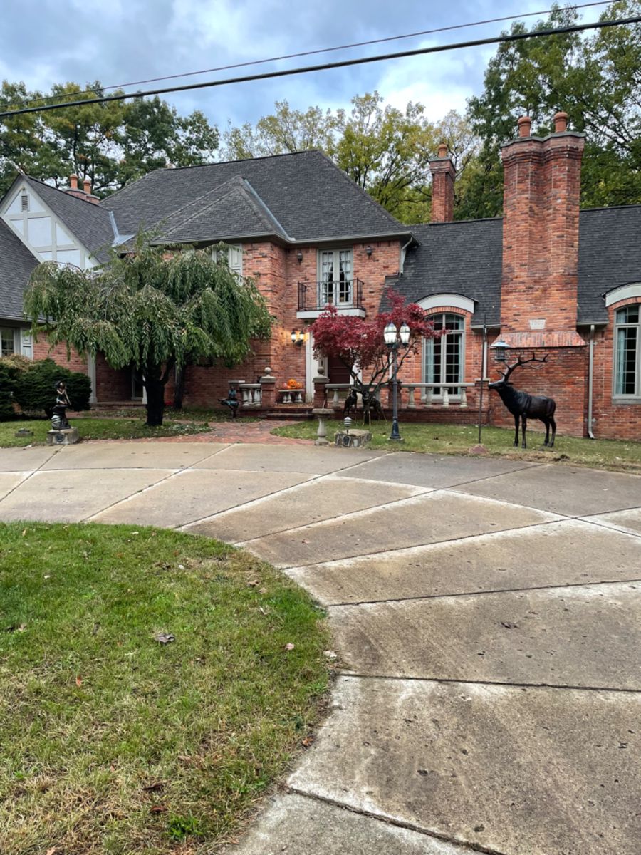 Prominent Clarkston Estate starts on 10/19/2023