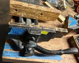 Quick release wood vise. 