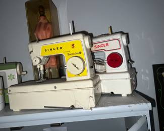 more ittybitty Singer sewing machines... so cool!!