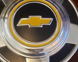 Chevy hub caps (4)