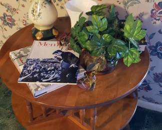 Round Maple Table, accessories