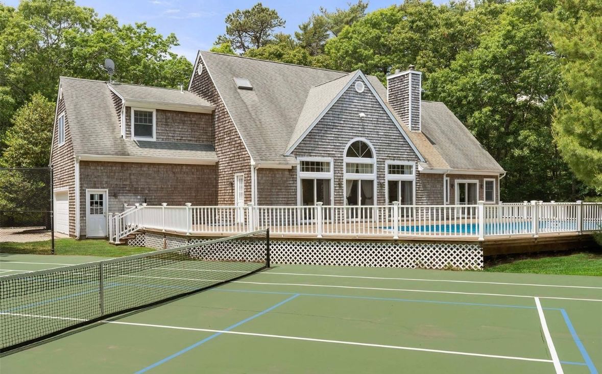 Estate sales by yasemin in Quogue, NY starts on 10/20/2023