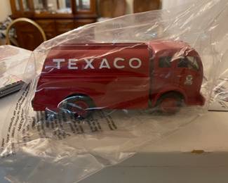 More Texaco stuff..it's also a bank.