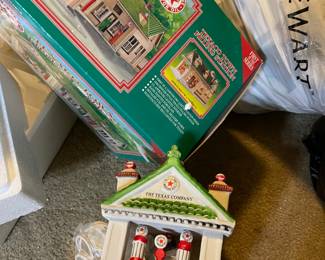 Lighted porcelain houses...excellent condition.