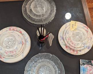 Mid-century better made than most current dining tables. Beautiful sturdy no shaking extra seating for holidays. 