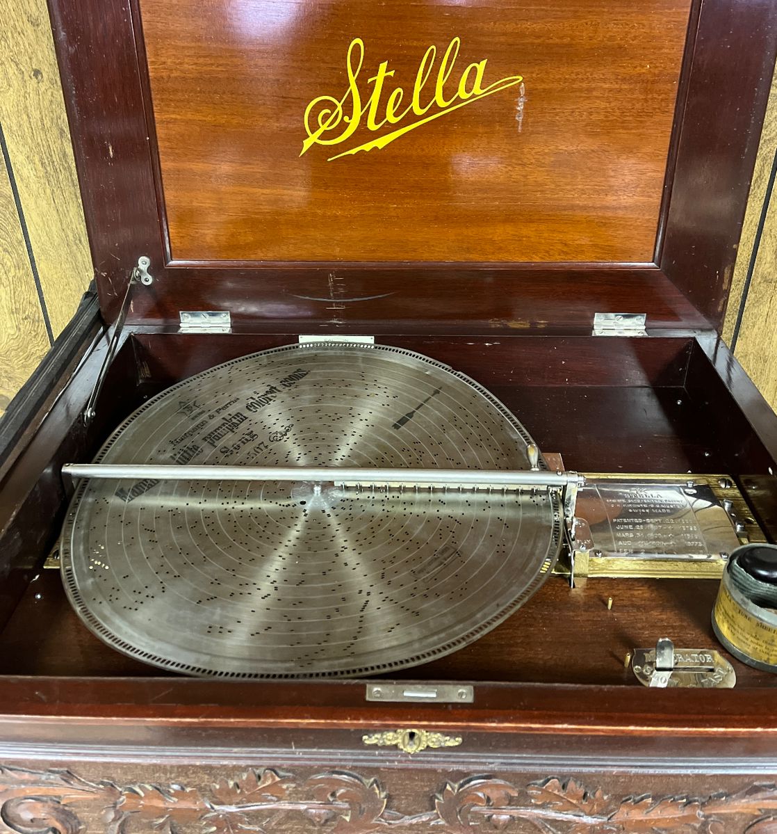 Fantastic working Stella music box with discs!