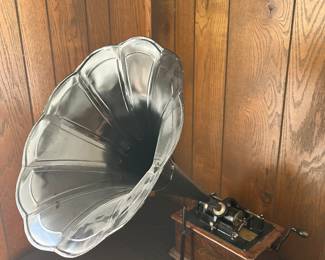 Working Edison Standard Phonograph with wax cylinders 