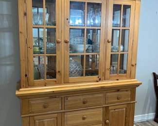 Broyhill Fontana Buffet Hutch. Lighted. Top Condition. 84" x 61" x 18".