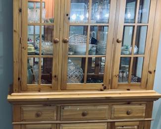 Broyhill Fontana Buffet Hutch. Lighted. Top Condition. 84" x 61" x 18".