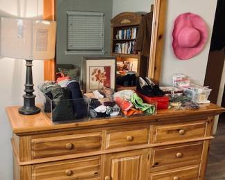 Broyhill Dresser w/Mirror.