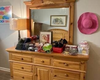 Broyhill Dresser w/Mirror.