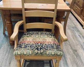 Broyhill Solid Wood Dining Table Set w/6 Chairs. 78" x 40" w/Leaf in. Exceptional Condition.