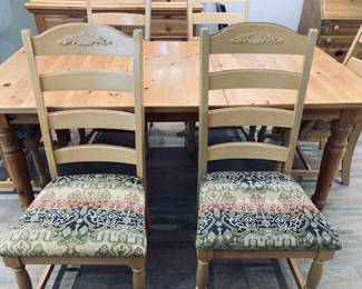 Broyhill Solid Wood Dining Table Set w/6 Chairs. 78" x 40" w/Leaf in. Exceptional Condition.