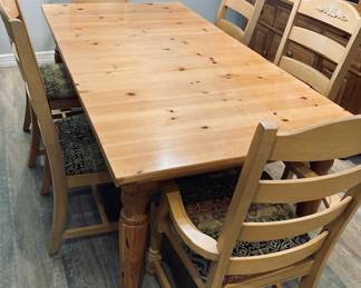 Broyhill Solid Wood Dining Table Set w/6 Chairs. 78" x 40" w/Leaf in. Exceptional Condition.