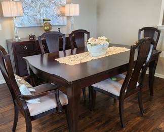 Dark wood dinningroom table with 8 chairs in like new condition 