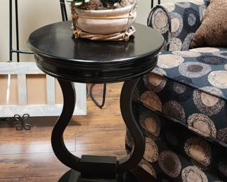 Very nice small round end table