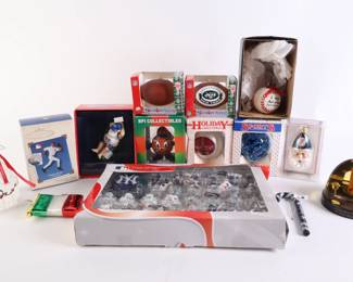 Lot 9069 Lot of New York Yankees  Giants Ornaments 