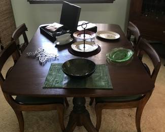 Lovely drop top table with 4 chairs and a leaf!