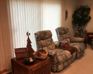 Dual recliners with center table and decor!