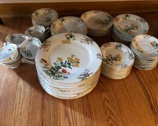 LARGE SET OF CHINA