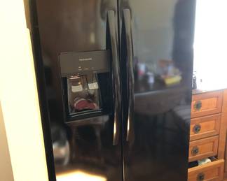 NEWER REFRIG WITH WATER AND ICE