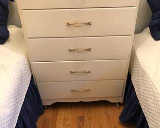 WHITE CHEST OF DRAWERS