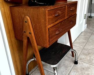 Mid-century atomic stand